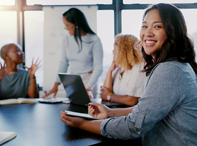 Lachende Frau mit Notizbuch