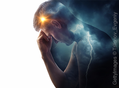 Neuropathische Schmerzen, chronische Schmerzen, Sturm-Himmel mit Blitz und Sonne im Hintergrund die Silhouette eines Mannes
