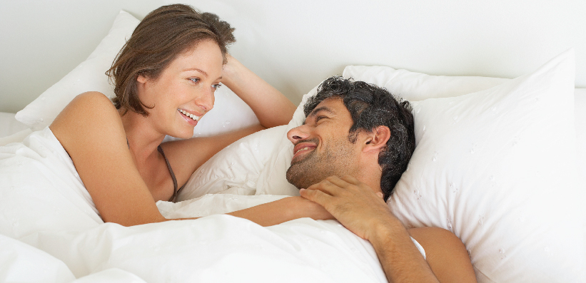 Frau und Mann liegen im Bett