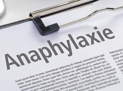 Blatt auf Klemmbrett mit der Aufschrift Anaphylaxie