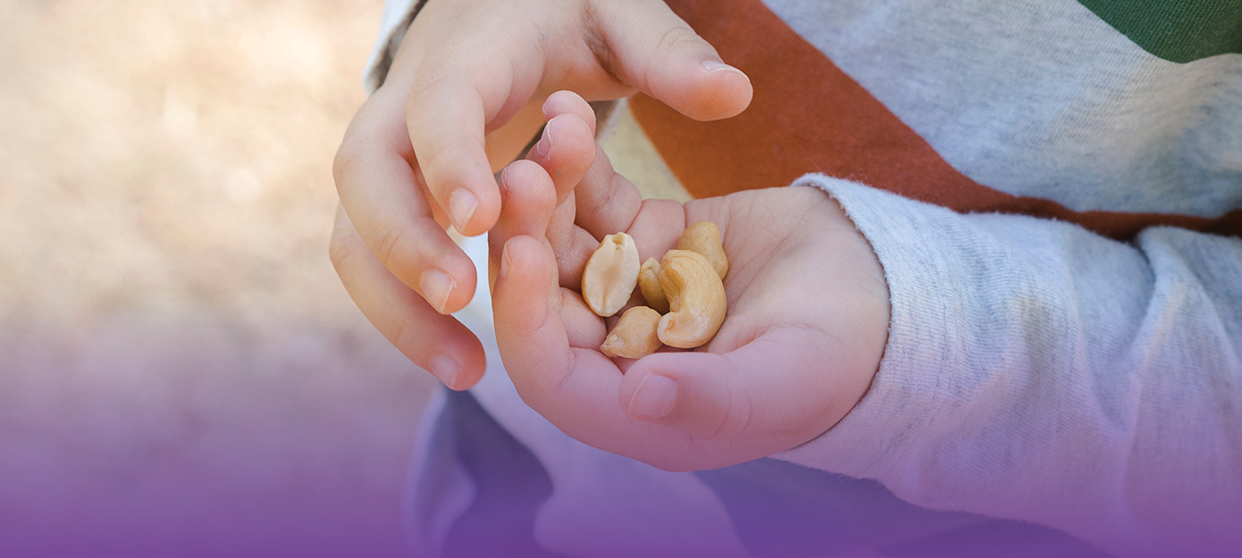 Porträt eines Jungen mit Haselnüssen