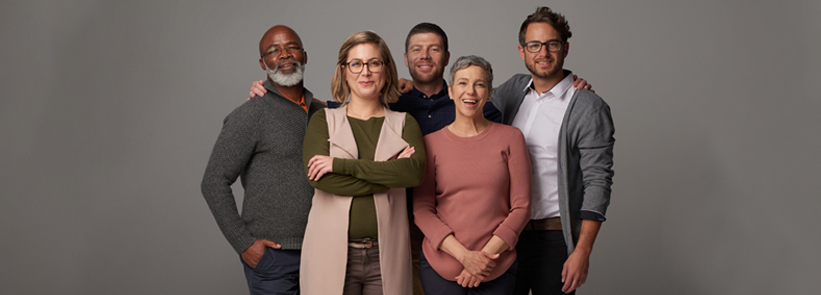 Gruppe von Menschen verschiedenen Alters steht eng zusammen