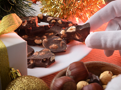 Weihnachtliche Schokolade mit ganzen Haselnüssen – potenzielles Risiko für Nussallergiker