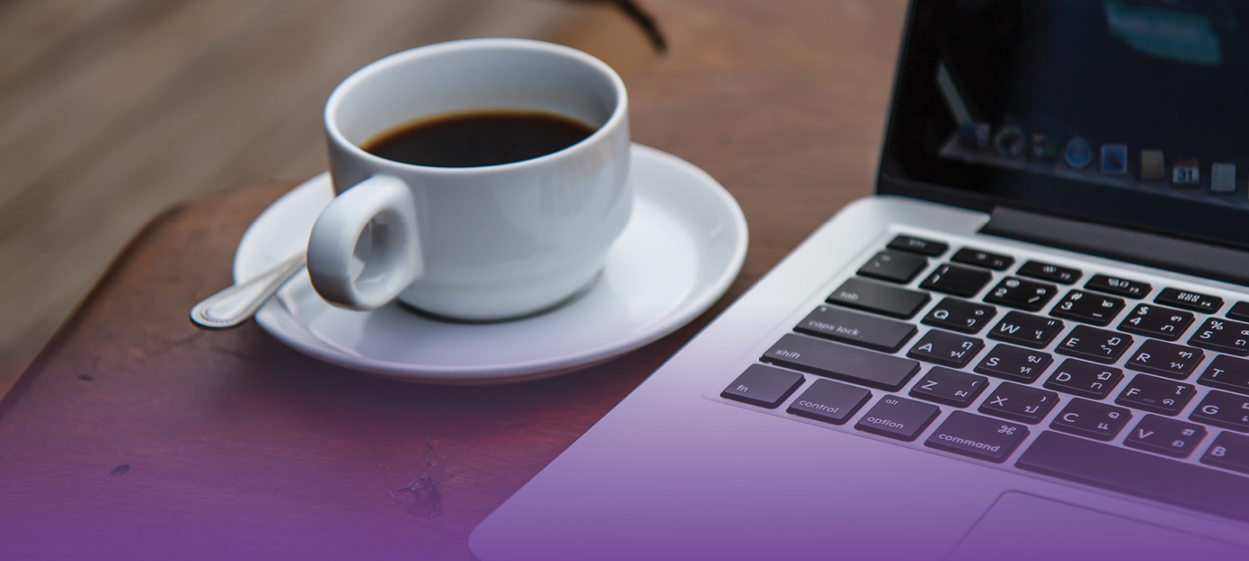 Kaffee neben Laptop – Sinnbild für CME-Online-Fortbildung VTE-Prophylaxe Was bringt die neue S3-Leitlinie?