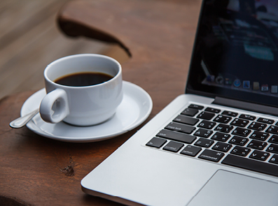 Kaffee neben Laptop – Sinnbild für CME-Online-Fortbildung VTE-Prophylaxe Was bringt die neue S3-Leitlinie?