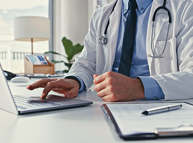 Arzt mit Stethoskop am Laptop – Symbolbild für eCME-Fortbildung zu atopischer Dermatitis