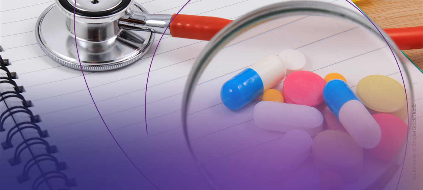Multimorbide Schmerzpatienten, Stethoskop, Lupe und viele bunte Tabletten auf leerem Notizblock