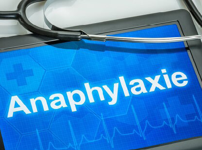 Bildschirm mit Anaphylaxie und Stethoskop